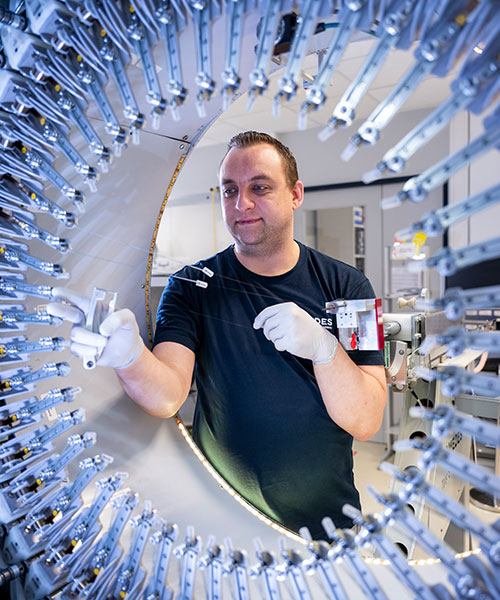 Threading on a tunnel braiding machine